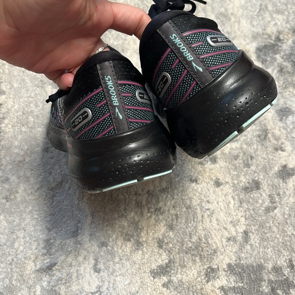 brooks sneakers - Picture 5 of 10